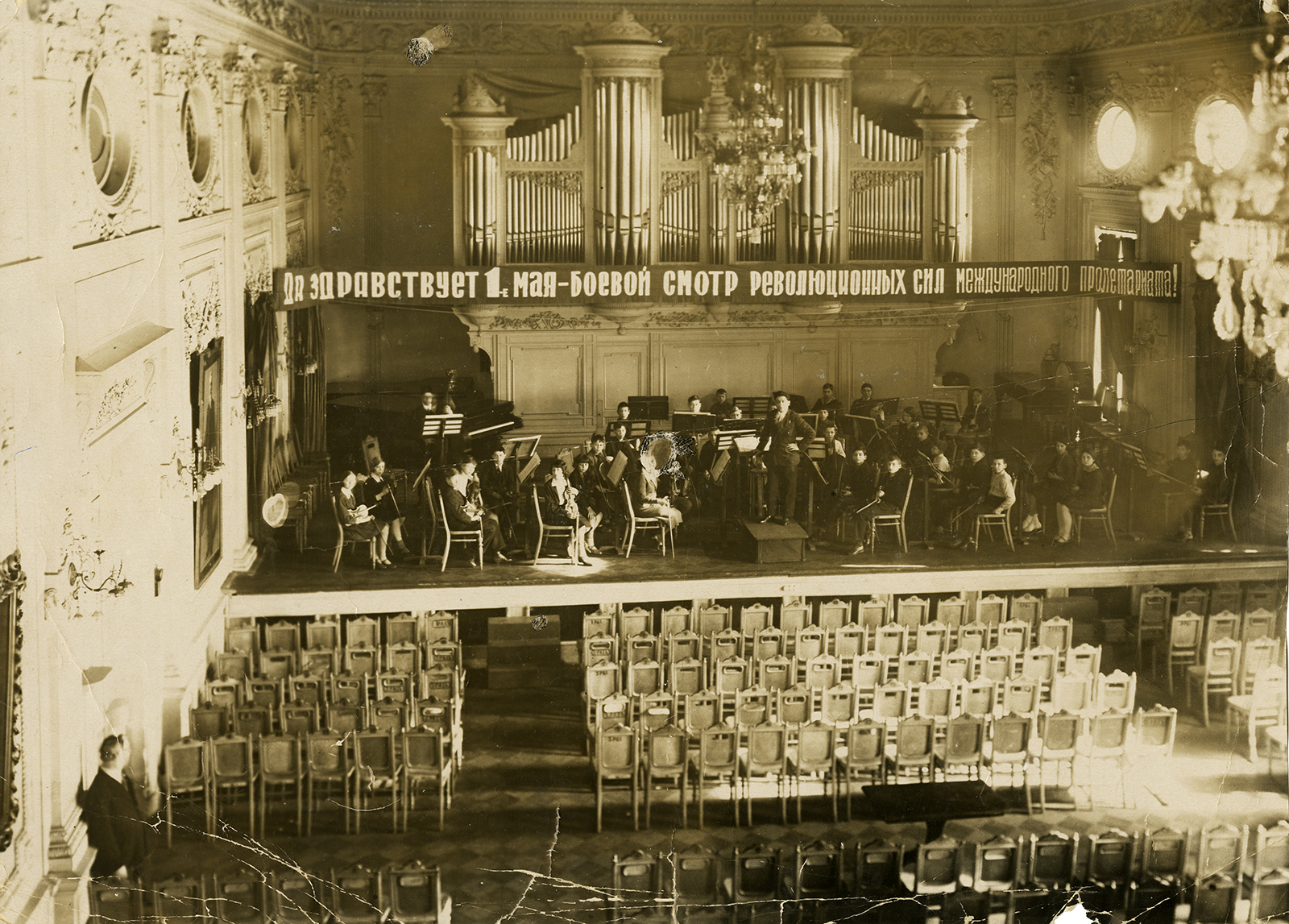 Репетиция оркестра на сцене Малого зала Ленинградской консерватории. 1931