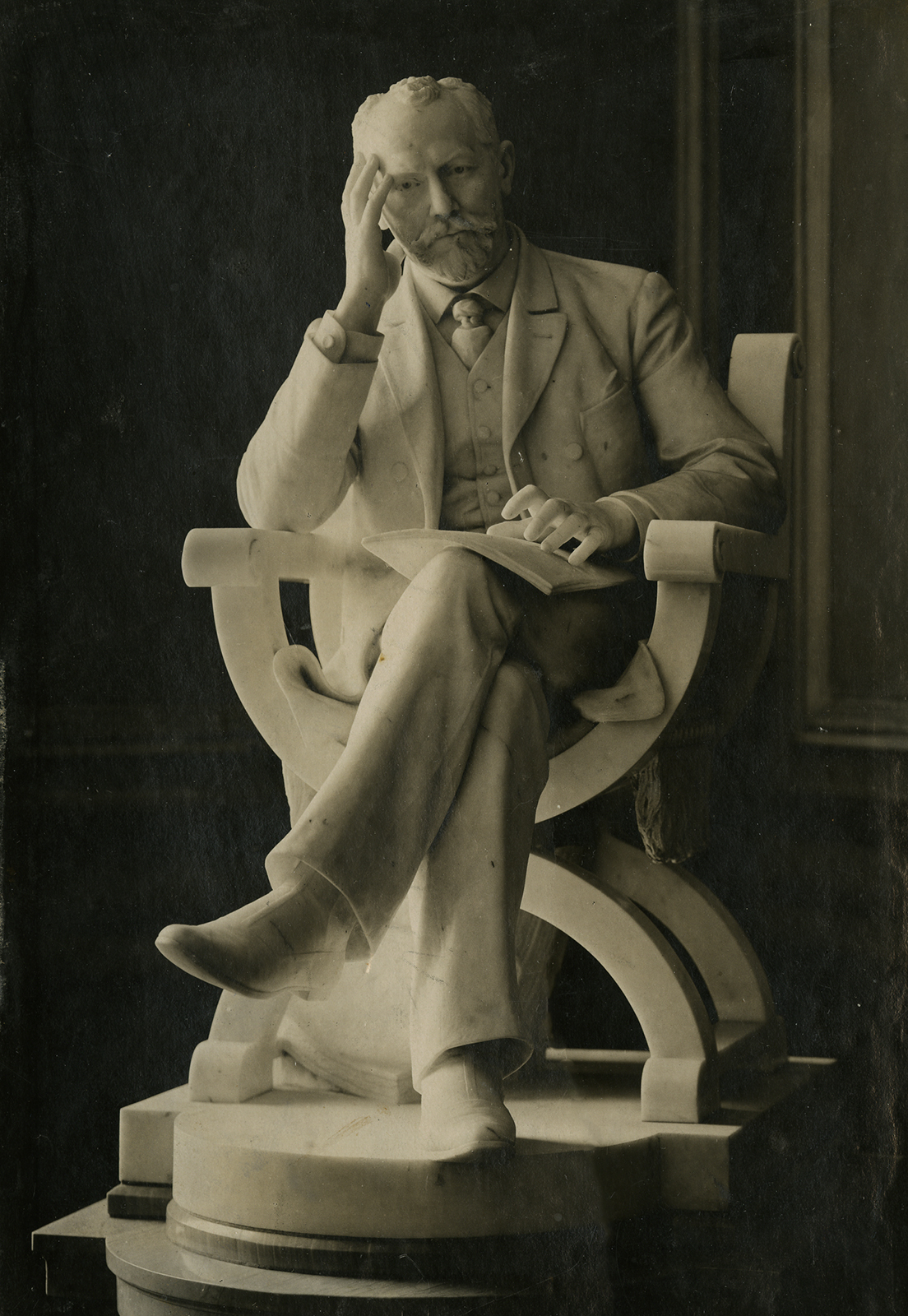 П. И.Чайковский. Скульптор В. А. Беклемишев (1897). Фойе Большого зала Санкт-Петербургской консерватории.