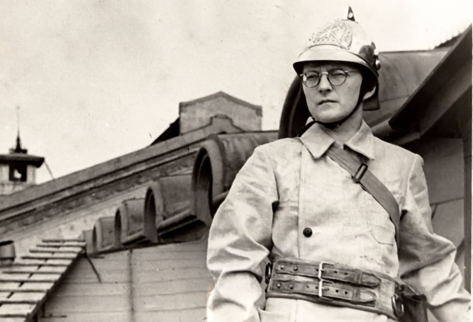Д. Д. Шостакович на крыше Ленинградской консерватории. 1941
