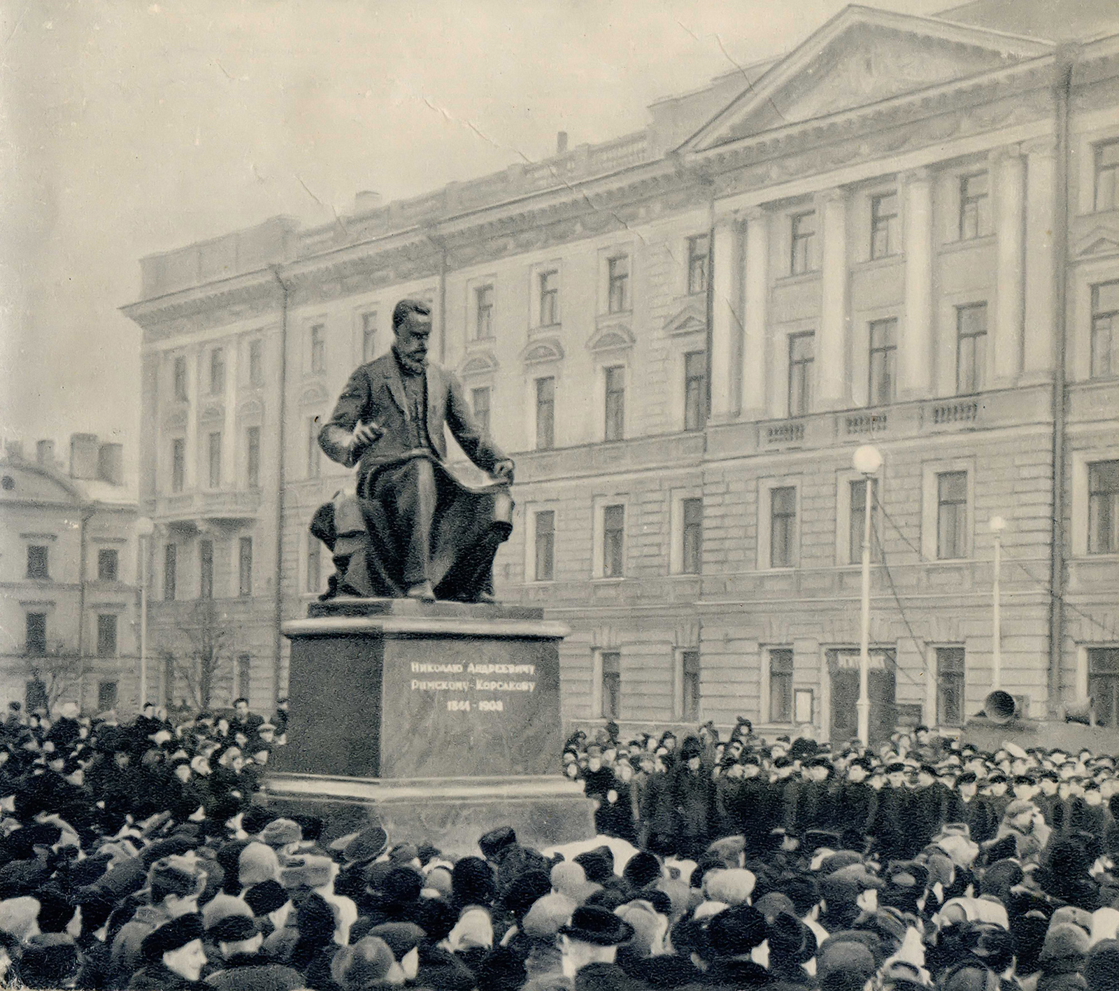 Открытие памятника Н. А. Римскому-Корсакову на Театральной площади. Скульпторы В. Я. Боголюбов, В. И. Ингал. 1952