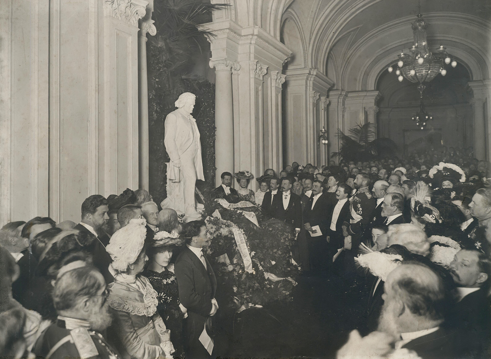 Открытие памятника А. Г. Рубинштейну в фойе Большого зала Санкт-Петербургской консерватории. 1902