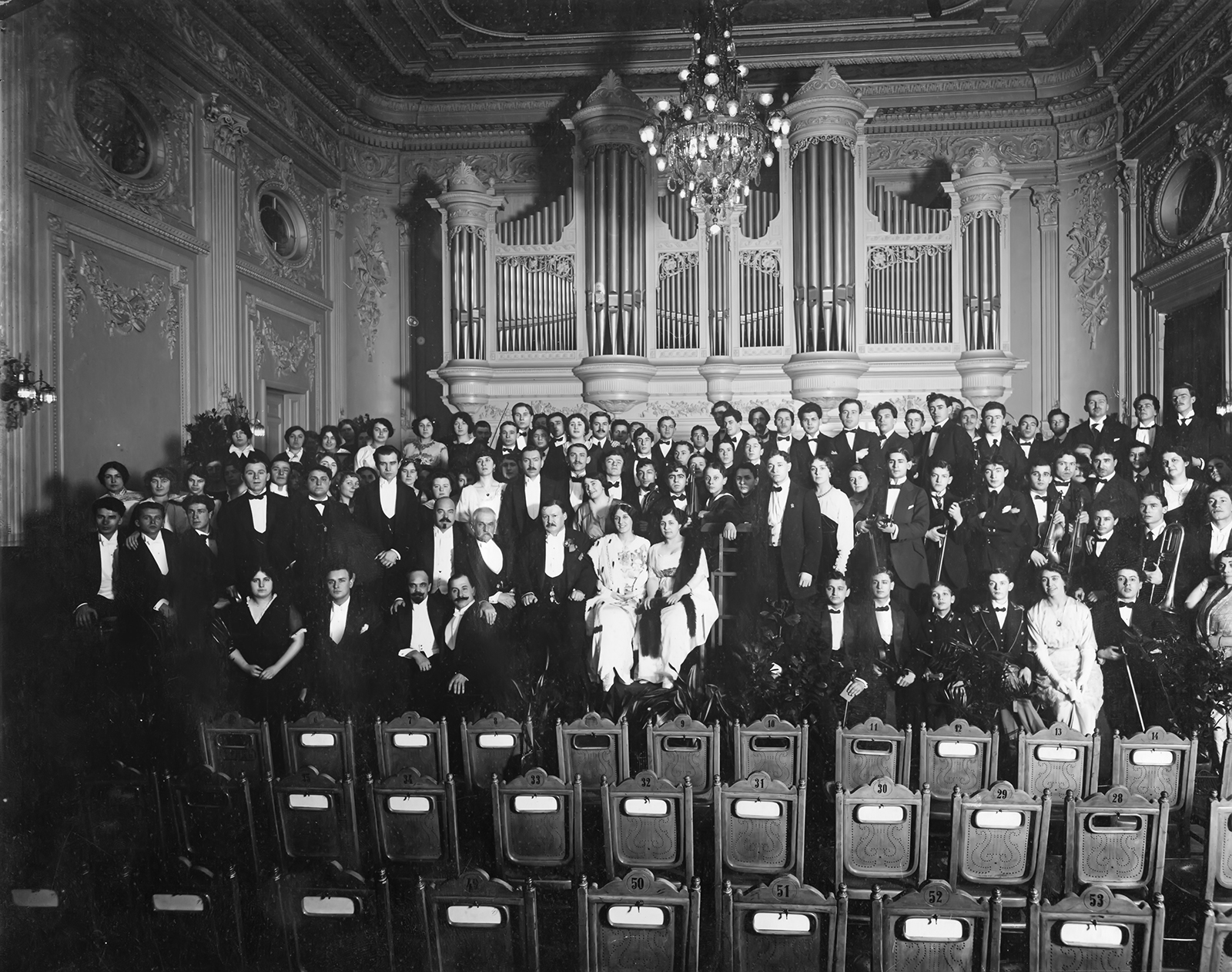 Профессора и студенты в Малом зале Санкт-Петербургской консерватории. 1907