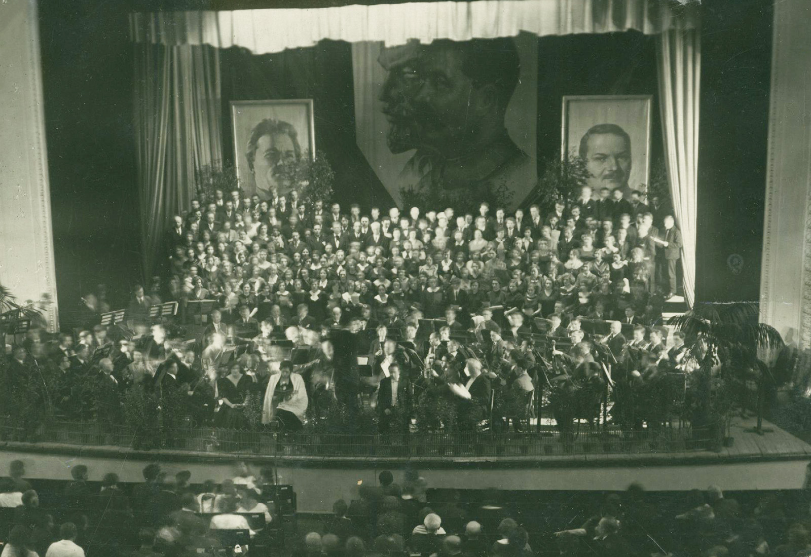 Юбилейный концерт, посвященный 75-летию Ленинградской консерватории в Большом зале имени А. Г. Рубинштейна. 1938